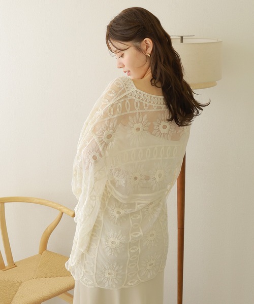 LAULEN（ローレン）の「flower crochet tunic blouse /フラワー クロシェ シアー チュニック ブラウス（シャツ/ブラウス・レディース・アイボリー/ブラック・FREE）」の4枚目の写真