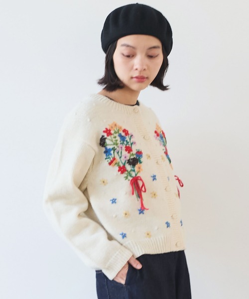 bulle de savon（ビュルデサボン）の「△ペルーハンドニット ブーケ刺繍カーディガン（カーディガン/ボレロ・レディース・ホワイト/ダークブラウン・FREE）」の5枚目の写真