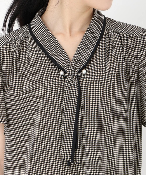 STRAWBERRY-FIELDS（ストロベリーフィールズ）の「フェミニッシュチドリ*ストレッチジョーゼット_パールパーツ付きボウタイブラウス（シャツ/ブラウス・レディース・ホワイト×ブラック/ハウンドトゥース/ネイビー・2）」の8枚目の写真