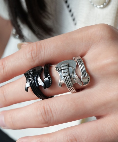 Port(ポート)の「【 Port / ポート 】 ヴィンテージ ギター モチーフ リング_(リング・レディース・ブラック/シルバー・FREE)」の1枚目の写真