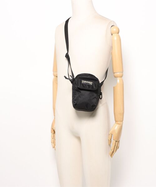 THRASHER(スラッシャー)の「【THRASHER/スラッシャー】Mini Shoulder Pouch<タテ> ショルダーポーチ ブランドロゴ(ボディバッグ/ウエストポーチ・メンズ・ブラック/ブラック系その他/ブラック×ホワイト・FREE)」の4枚目の写真