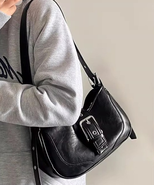 SANSeLF（サンセルフ）の「【SANSeLF】 バックルポイントショルダーバッグ セミサークルフォルム ワンストラップ saa25a038（ハンドバッグ・レディース・ブラック/シルバー・FREE）」の2枚目の写真