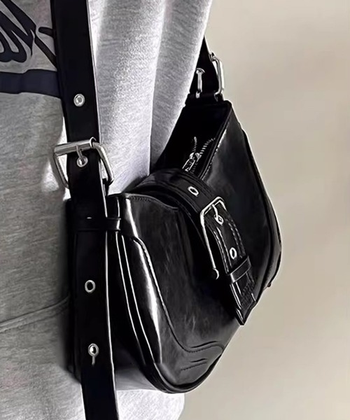 SANSeLF（サンセルフ）の「【SANSeLF】 バックルポイントショルダーバッグ セミサークルフォルム ワンストラップ saa25a038（ハンドバッグ・レディース・ブラック/シルバー・FREE）」の3枚目の写真