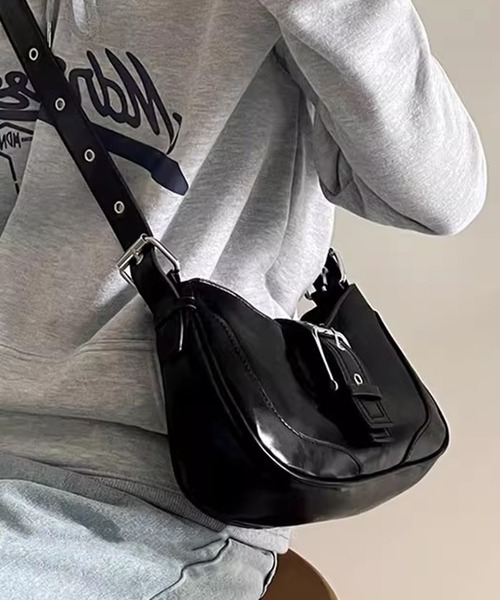 SANSeLF（サンセルフ）の「【SANSeLF】 バックルポイントショルダーバッグ セミサークルフォルム ワンストラップ saa25a038（ハンドバッグ・レディース・ブラック/シルバー・FREE）」の4枚目の写真