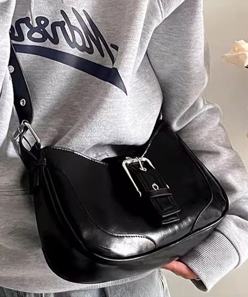 SANSeLF（サンセルフ）の「【SANSeLF】 バックルポイントショルダーバッグ セミサークルフォルム ワンストラップ saa25a038（ハンドバッグ・レディース・ブラック/シルバー・FREE）」の6枚目の写真