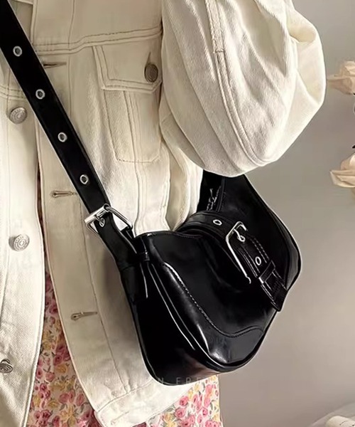 SANSeLF（サンセルフ）の「【SANSeLF】 バックルポイントショルダーバッグ セミサークルフォルム ワンストラップ saa25a038（ハンドバッグ・レディース・ブラック/シルバー・FREE）」の9枚目の写真