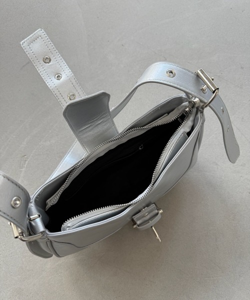 SANSeLF（サンセルフ）の「【SANSeLF】 バックルポイントショルダーバッグ セミサークルフォルム ワンストラップ saa25a038（ハンドバッグ・レディース・ブラック/シルバー・FREE）」の13枚目の写真