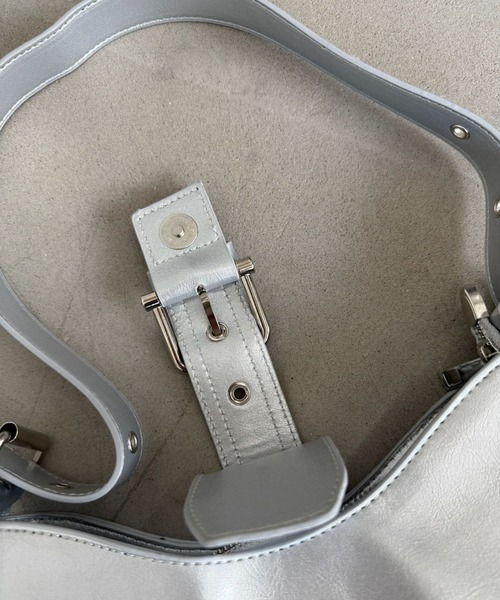 SANSeLF（サンセルフ）の「【SANSeLF】 バックルポイントショルダーバッグ セミサークルフォルム ワンストラップ saa25a038（ハンドバッグ・レディース・ブラック/シルバー・FREE）」の16枚目の写真