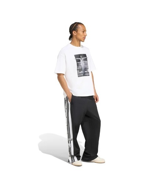adidas(アディダス)の「adidas Originals Hot Shot Graphic Tee(アディダスオリジナルス ホットショット グラフィック Tシャツ)(Tシャツ/カットソー・メンズ・ホワイト・SMALL/MEDIUM/XX-LARGE/X-LARGE/LARGE)」の6枚目の写真