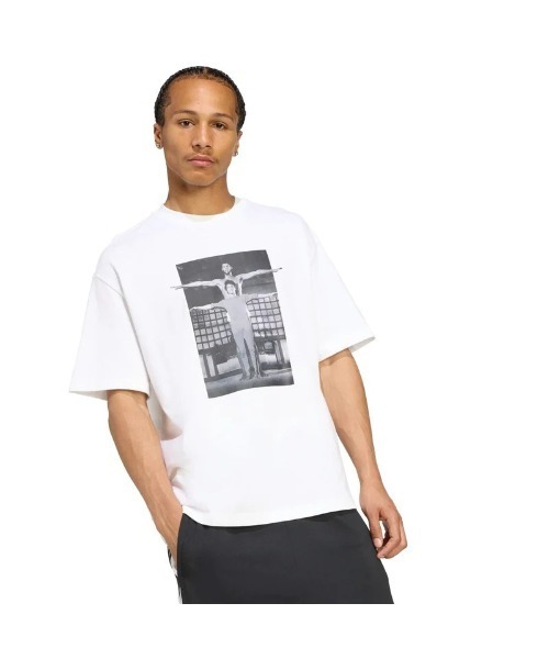 adidas(アディダス)の「adidas Originals Hot Shot Graphic Tee(アディダスオリジナルス ホットショット グラフィック Tシャツ)(Tシャツ/カットソー・メンズ・ホワイト・SMALL/MEDIUM/XX-LARGE/X-LARGE/LARGE)」の3枚目の写真
