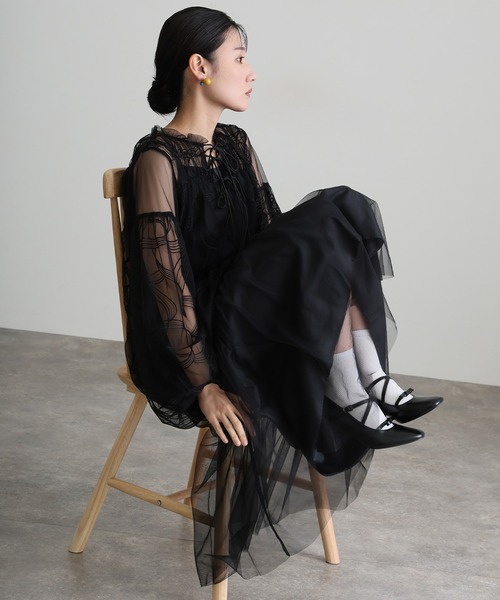 atlo（アトロ）の「刺繍リボンエンブロイダリーレイヤード フレア チュール パーティー ドレス お呼ばれ 袖あり&ミモレ丈 同窓会 成人式 フォーマル オケージョンドレス 結婚式 二次会 謝恩会 20代 30代（ドレス・レディース・グリーン/チャコール/グレー/ブラック・M）」の6枚目の写真