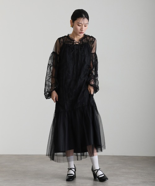 atlo（アトロ）の「刺繍リボンエンブロイダリーレイヤード フレア チュール パーティー ドレス お呼ばれ 袖あり&ミモレ丈 同窓会 成人式 フォーマル オケージョンドレス 結婚式 二次会 謝恩会 20代 30代（ドレス・レディース・グリーン/チャコール/グレー/ブラック・M）」の8枚目の写真