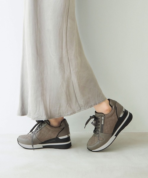enchanted(エンチャンテッド)の「キルティングレースアップウェッジスニーカー(スニーカー・レディース・キャメル/ベージュ/ブラック/グレイッシュベージュ・S/M/L/LL)」の4枚目の写真