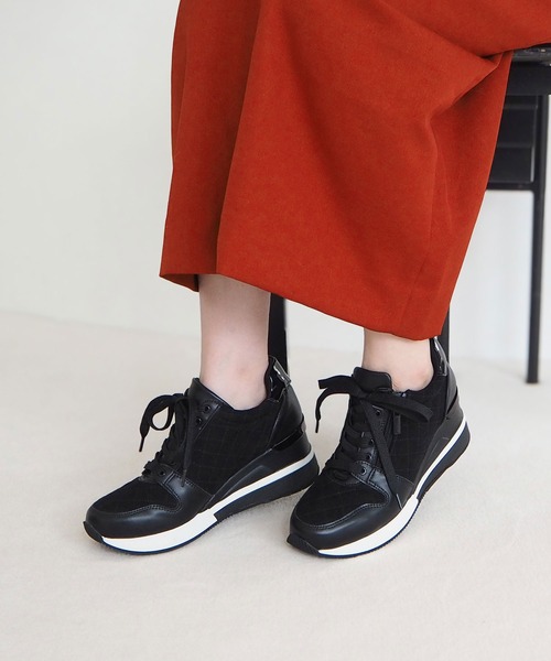 enchanted(エンチャンテッド)の「キルティングレースアップウェッジスニーカー(スニーカー・レディース・キャメル/ベージュ/ブラック/グレイッシュベージュ・S/M/L/LL)」の2枚目の写真