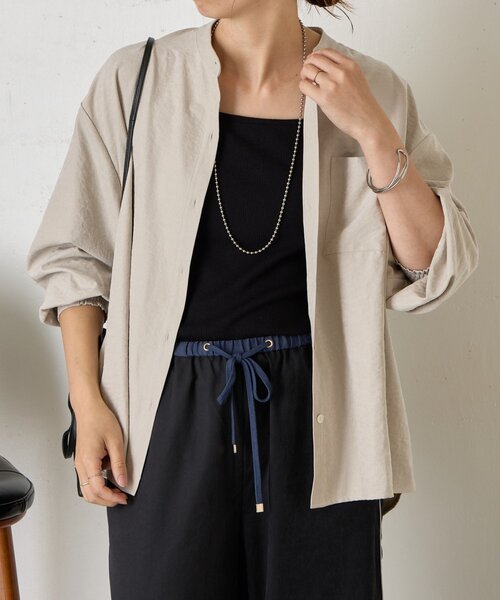 Jena espace merveilleux(ジェナ エスパスメルヴェイユ)の「ピーチスキンバックタックシャツ(シャツ/ブラウス・レディース・ブラック/ベージュ/ライトグレー・FREE)」の3枚目の写真