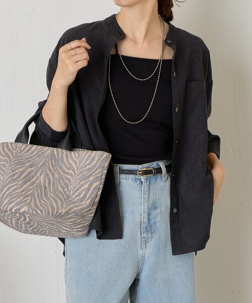 Jena espace merveilleux(ジェナ エスパスメルヴェイユ)の「ピーチスキンバックタックシャツ(シャツ/ブラウス・レディース・ブラック/ベージュ/ライトグレー・FREE)」の2枚目の写真