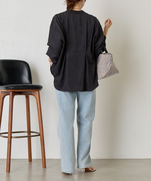 Jena espace merveilleux(ジェナ エスパスメルヴェイユ)の「ピーチスキンバックタックシャツ(シャツ/ブラウス・レディース・ブラック/ベージュ/ライトグレー・FREE)」の6枚目の写真