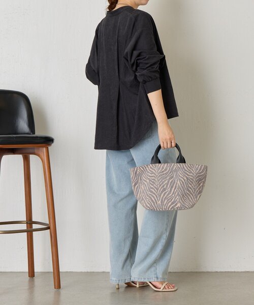 Jena espace merveilleux(ジェナ エスパスメルヴェイユ)の「ピーチスキンバックタックシャツ(シャツ/ブラウス・レディース・ブラック/ベージュ/ライトグレー・FREE)」の7枚目の写真