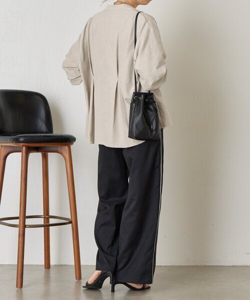 Jena espace merveilleux(ジェナ エスパスメルヴェイユ)の「ピーチスキンバックタックシャツ(シャツ/ブラウス・レディース・ブラック/ベージュ/ライトグレー・FREE)」の14枚目の写真