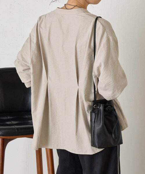 Jena espace merveilleux(ジェナ エスパスメルヴェイユ)の「ピーチスキンバックタックシャツ(シャツ/ブラウス・レディース・ブラック/ベージュ/ライトグレー・FREE)」の18枚目の写真