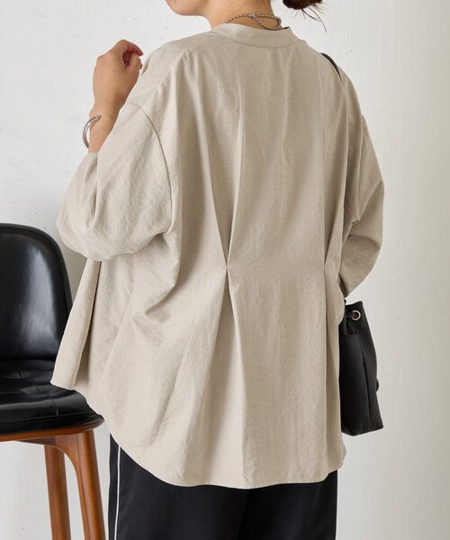 Jena espace merveilleux(ジェナ エスパスメルヴェイユ)の「ピーチスキンバックタックシャツ(シャツ/ブラウス・レディース・ブラック/ベージュ/ライトグレー・FREE)」の20枚目の写真