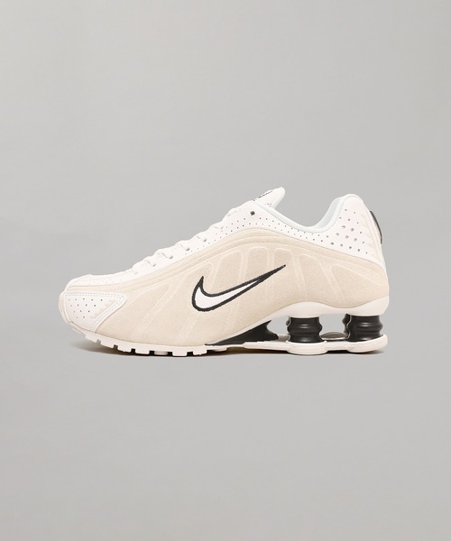 NIKE(ナイキ)の「NIKE WMNS SHOX R4 HQ7739-100(スニーカー・レディース・ホワイト・23.5㎝/23㎝/24.5㎝/25㎝/24㎝)」の1枚目の写真