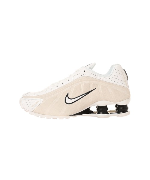 NIKE(ナイキ)の「NIKE WMNS SHOX R4 HQ7739-100(スニーカー・レディース・ホワイト・23.5㎝/23㎝/24.5㎝/25㎝/24㎝)」の2枚目の写真