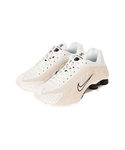 NIKE(ナイキ)の「NIKE WMNS SHOX R4 HQ7739-100(スニーカー・レディース・ホワイト・23.5㎝/23㎝/24.5㎝/25㎝/24㎝)」の3枚目の写真