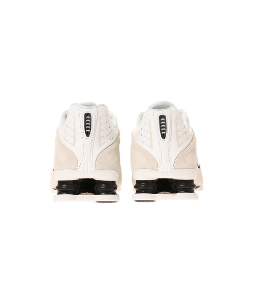 NIKE(ナイキ)の「NIKE WMNS SHOX R4 HQ7739-100(スニーカー・レディース・ホワイト・23.5㎝/23㎝/24.5㎝/25㎝/24㎝)」の4枚目の写真
