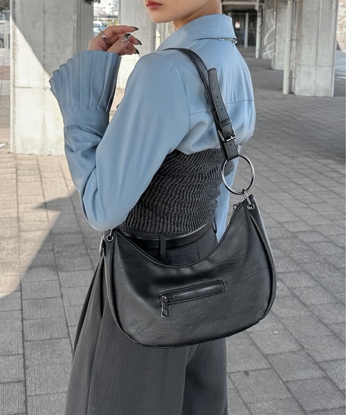 LVEU.(ラブユ.)の「【LVEU.】リングデザインハンドバッグ / バッグ BAG 鞄 ショルダー ワンショル 三日月 リング 合皮 合成皮革 ブラック(ショルダーバッグ・レディース・ブラック・FREE)」の1枚目の写真