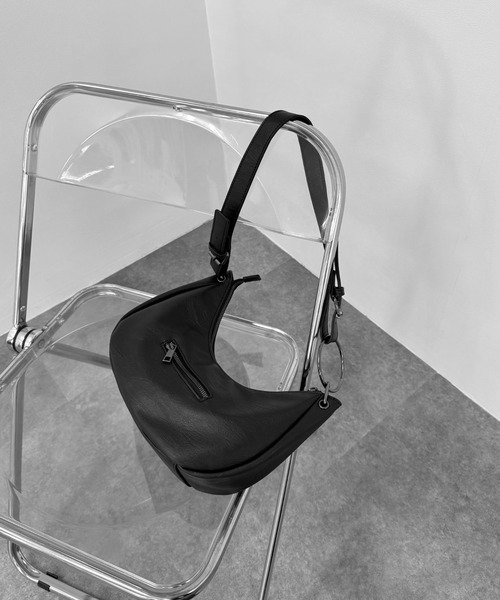 LVEU.(ラブユ.)の「【LVEU.】リングデザインハンドバッグ / バッグ BAG 鞄 ショルダー ワンショル 三日月 リング 合皮 合成皮革 ブラック(ショルダーバッグ・レディース・ブラック・FREE)」の3枚目の写真