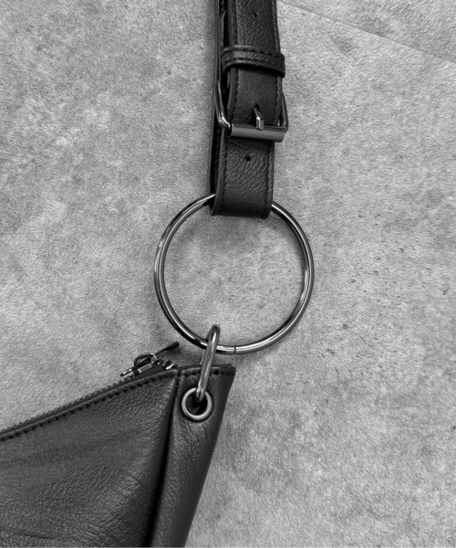 LVEU.(ラブユ.)の「【LVEU.】リングデザインハンドバッグ / バッグ BAG 鞄 ショルダー ワンショル 三日月 リング 合皮 合成皮革 ブラック(ショルダーバッグ・レディース・ブラック・FREE)」の4枚目の写真