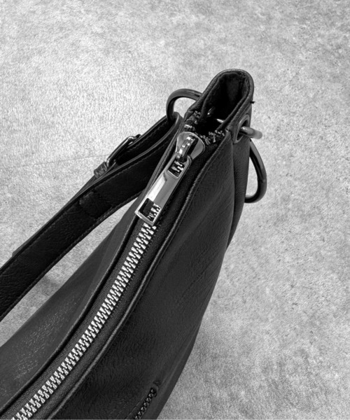 LVEU.(ラブユ.)の「【LVEU.】リングデザインハンドバッグ / バッグ BAG 鞄 ショルダー ワンショル 三日月 リング 合皮 合成皮革 ブラック(ショルダーバッグ・レディース・ブラック・FREE)」の7枚目の写真