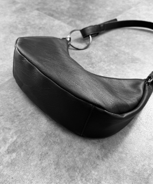 LVEU.(ラブユ.)の「【LVEU.】リングデザインハンドバッグ / バッグ BAG 鞄 ショルダー ワンショル 三日月 リング 合皮 合成皮革 ブラック(ショルダーバッグ・レディース・ブラック・FREE)」の9枚目の写真