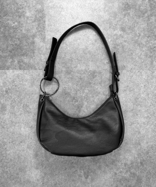 LVEU.(ラブユ.)の「【LVEU.】リングデザインハンドバッグ / バッグ BAG 鞄 ショルダー ワンショル 三日月 リング 合皮 合成皮革 ブラック(ショルダーバッグ・レディース・ブラック・FREE)」の11枚目の写真