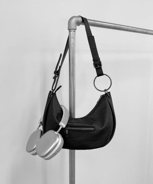 LVEU.(ラブユ.)の「【LVEU.】リングデザインハンドバッグ / バッグ BAG 鞄 ショルダー ワンショル 三日月 リング 合皮 合成皮革 ブラック(ショルダーバッグ・レディース・ブラック・FREE)」の12枚目の写真