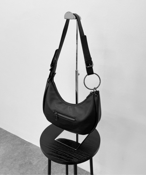 LVEU.(ラブユ.)の「【LVEU.】リングデザインハンドバッグ / バッグ BAG 鞄 ショルダー ワンショル 三日月 リング 合皮 合成皮革 ブラック(ショルダーバッグ・レディース・ブラック・FREE)」の13枚目の写真