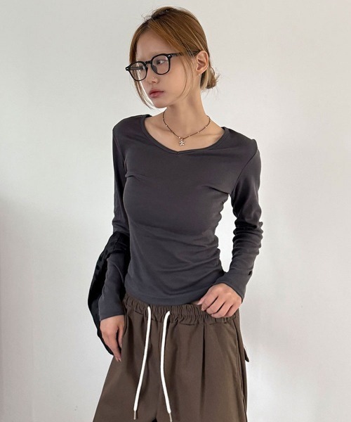 4INT.(フォイント)の「サイドシャーリング Vネック ロングスリーブ インナー Tシャツ(Tシャツ/カットソー・レディース・ブラック/ホワイト/ブラウン/ピンク/グレー/チャコール・FREE)」の2枚目の写真