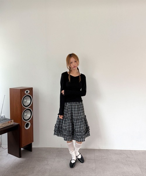 4INT.(フォイント)の「サイドシャーリング Vネック ロングスリーブ インナー Tシャツ(Tシャツ/カットソー・レディース・ブラック/ホワイト/ブラウン/ピンク/グレー/チャコール・FREE)」の7枚目の写真