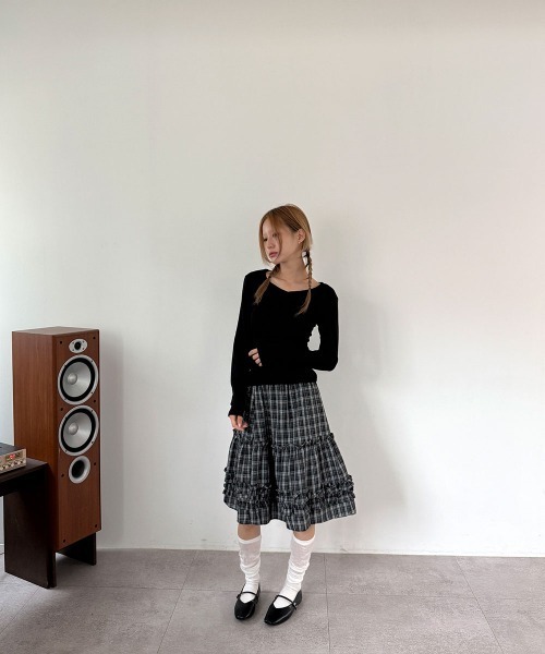 4INT.(フォイント)の「サイドシャーリング Vネック ロングスリーブ インナー Tシャツ(Tシャツ/カットソー・レディース・ブラック/ホワイト/ブラウン/ピンク/グレー/チャコール・FREE)」の8枚目の写真