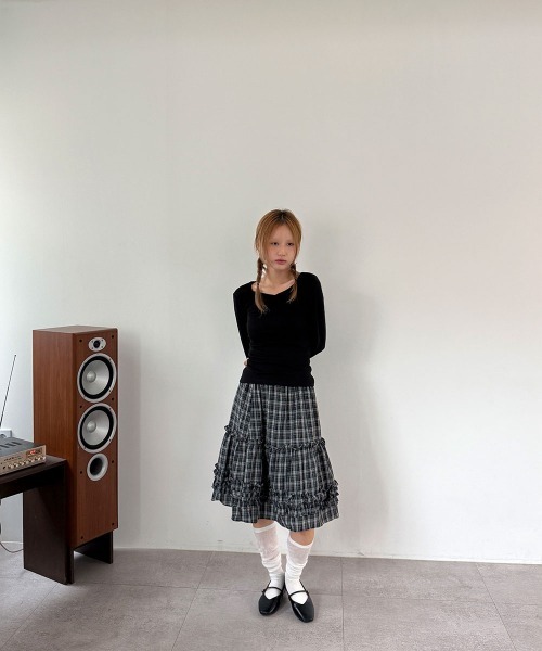 4INT.(フォイント)の「サイドシャーリング Vネック ロングスリーブ インナー Tシャツ(Tシャツ/カットソー・レディース・ブラック/ホワイト/ブラウン/ピンク/グレー/チャコール・FREE)」の10枚目の写真