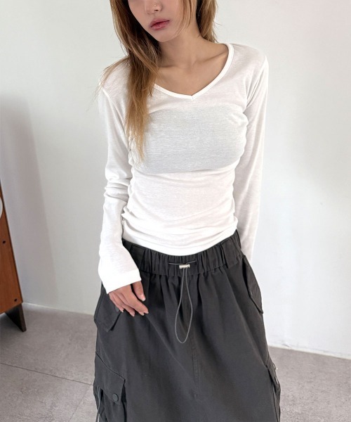 4INT.(フォイント)の「サイドシャーリング Vネック ロングスリーブ インナー Tシャツ(Tシャツ/カットソー・レディース・ブラック/ホワイト/ブラウン/ピンク/グレー/チャコール・FREE)」の14枚目の写真