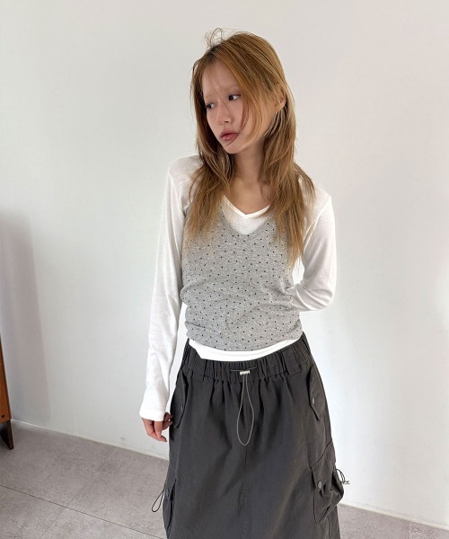 4INT.(フォイント)の「サイドシャーリング Vネック ロングスリーブ インナー Tシャツ(Tシャツ/カットソー・レディース・ブラック/ホワイト/ブラウン/ピンク/グレー/チャコール・FREE)」の16枚目の写真