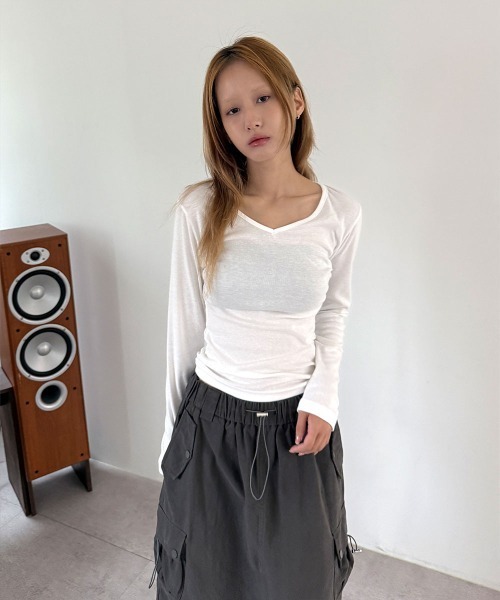 4INT.(フォイント)の「サイドシャーリング Vネック ロングスリーブ インナー Tシャツ(Tシャツ/カットソー・レディース・ブラック/ホワイト/ブラウン/ピンク/グレー/チャコール・FREE)」の18枚目の写真