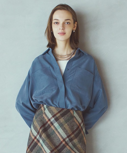 STRAWBERRY-FIELDS(ストロベリーフィールズ)の「パウダーポプリン_パウダータッチシャツ(シャツ/ブラウス・レディース・グレイッシュブルー/ベージュ・2)」の1枚目の写真