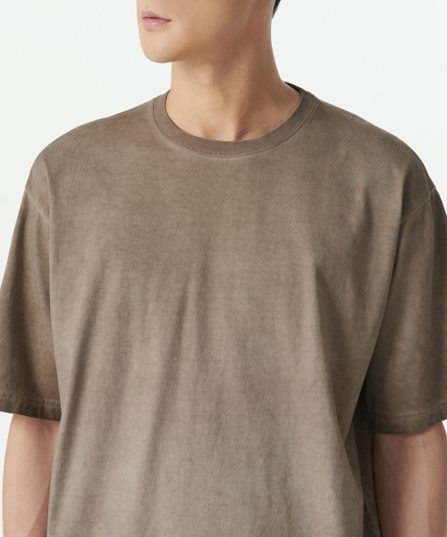 MUSINSA STANDARD（ムシンサスタンダード）の「グラデーションリラックスドクルーネックTシャツ[グレイッシュベージュ]（Tシャツ/カットソー・メンズ・その他・LARGE/MEDIUM/SMALL/X-LARGE/XX-LARGE/XXX-LARGE）」の4枚目の写真