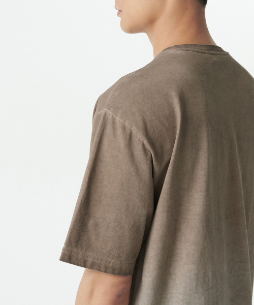 MUSINSA STANDARD（ムシンサスタンダード）の「グラデーションリラックスドクルーネックTシャツ[グレイッシュベージュ]（Tシャツ/カットソー・メンズ・その他・LARGE/MEDIUM/SMALL/X-LARGE/XX-LARGE/XXX-LARGE）」の5枚目の写真
