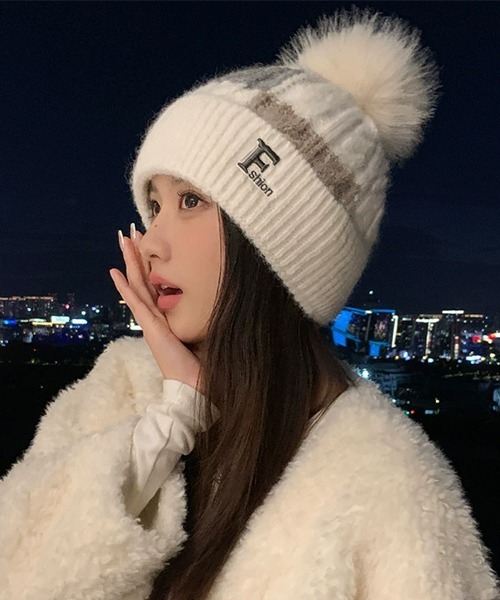 B.I.D.(ビーアイディー)の「《Bz》配色ポンポン付きニット帽/ユニセックス(LEY)(ニットキャップ/ビーニー・レディース・ブラック/ホワイト・FREE)」の2枚目の写真