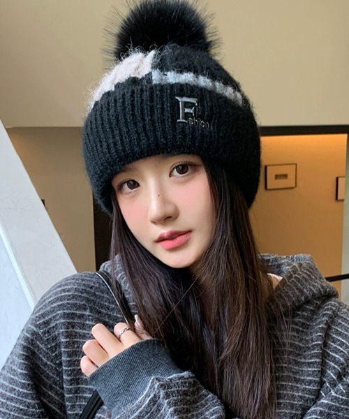 B.I.D.(ビーアイディー)の「《Bz》配色ポンポン付きニット帽/ユニセックス(LEY)(ニットキャップ/ビーニー・レディース・ブラック/ホワイト・FREE)」の1枚目の写真