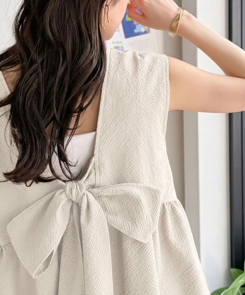 classicalelf（クラシカルエルフ）の「バックリボンで華やぐ１枚。ウエスト切り替えで自然にスタイルアップ♪ バックリボンペプラムトップス（シャツ/ブラウス・レディース・ブラウン/ライトベージュ/ブラック・X-LARGE/SMALL/MEDIUM/LARGE）」の3枚目の写真